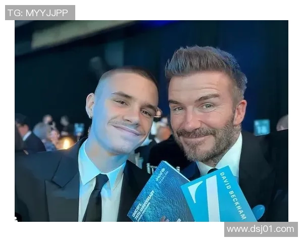 足球巨星与儿子温馨合影展现父子情深瞬间引发网友热议