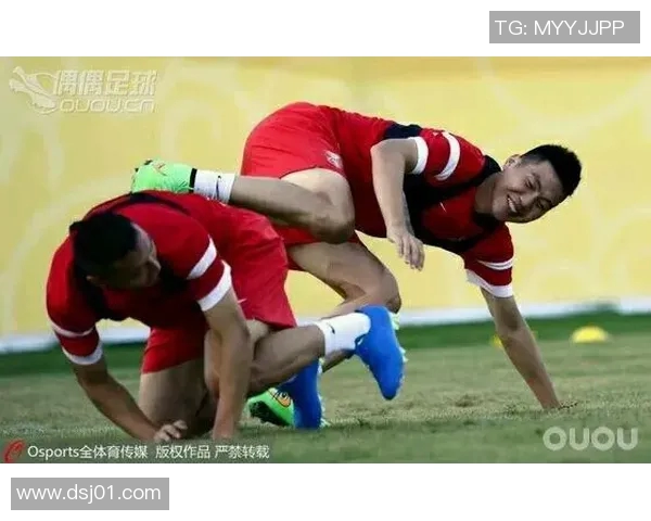 足球明星穿紫色鞋子展现独特风格与个性魅力的精彩瞬间合集